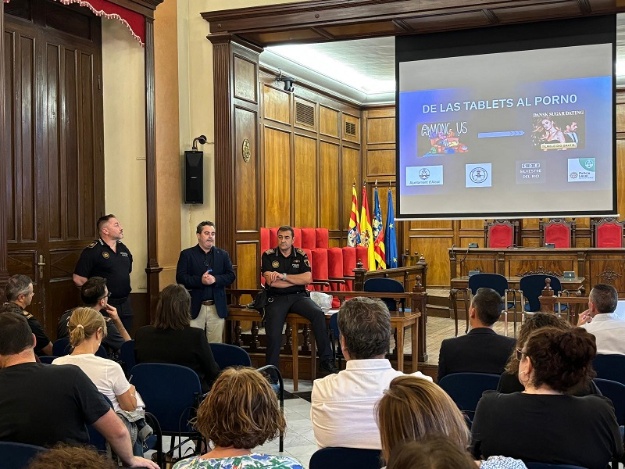 El regidor Raül Llopis amb el cap de la Policia Local en la presentació de l'agent tutor