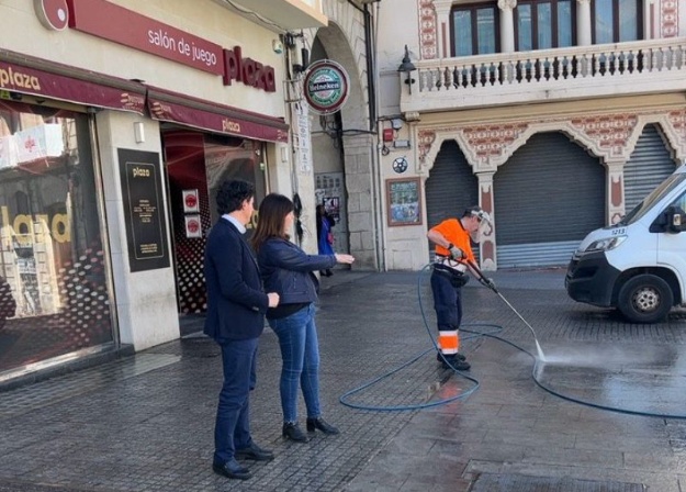 Operaris netejant després de les Festes de Sant Jordi davant del Teatre Principal