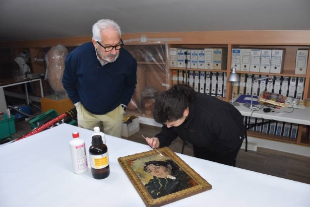 Restauradora i regidor durant els treballs de restauració