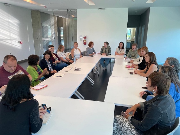 Aroa Mira en una reunió del Fons Valencià per la Solidaritat a l'Equador