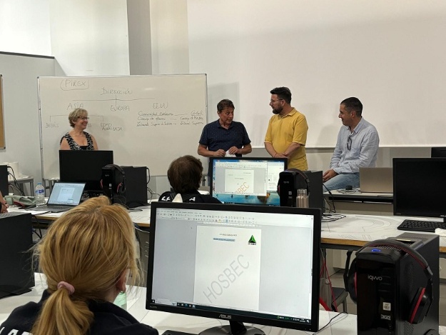 Toni Francés i Àlez Cerradelo en la visita a l'alumnat del taller