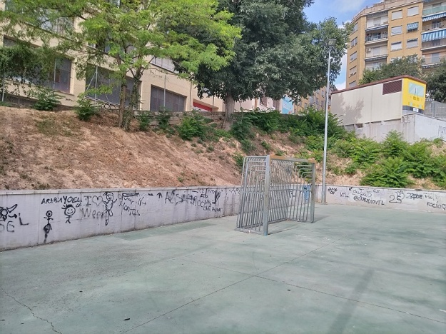 Talud en la calle Mas de Sénia y parque Juniors Flor de Neu