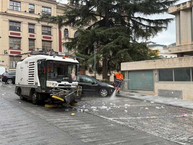 Operario realizando trabajos de limpieza