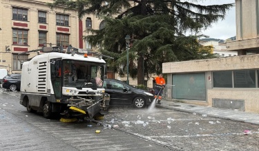 Operari fent treballs de neteja
