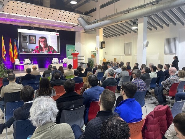 Imagen de la sala durante la intervención telemàtica de Teresa Riesgo en la bienvenina institucional de la jornada sobre el Sandbox Urbà d'Alcoi