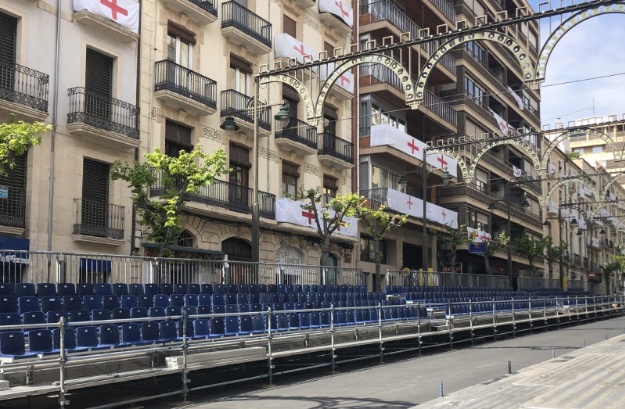 Tribunes per a Festes en fase de muntatge en l'Avinguda del País Valencià