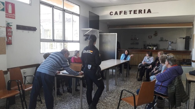 Xarrada de la Policia Nacional en el Centre de Majors d'Oliver