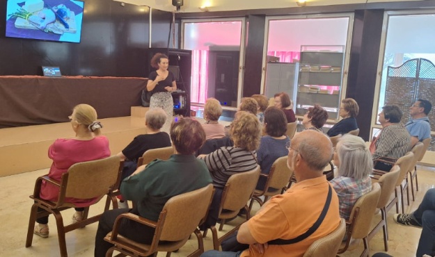 Asistentes y ponente en una de las sesiones de "Forma't en Salut", charlas de comida saludable para personas mayores