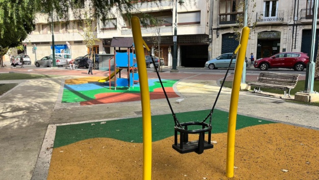 Foto del parterre con el nuevo mobiliario de juegos infantiles