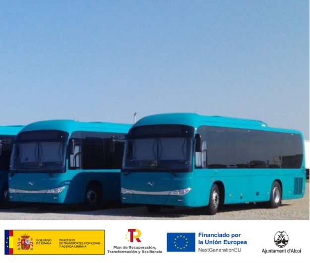 Autobusos per al servei públic i logos de les entitats estatals i europees finançadores del projecte