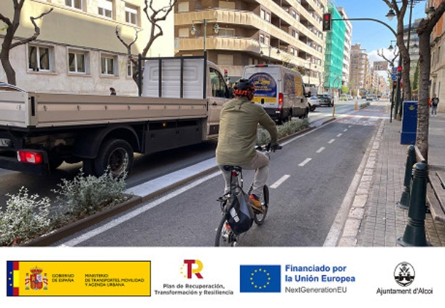 Bicicleta circulando por el carril bici en l'Alameda