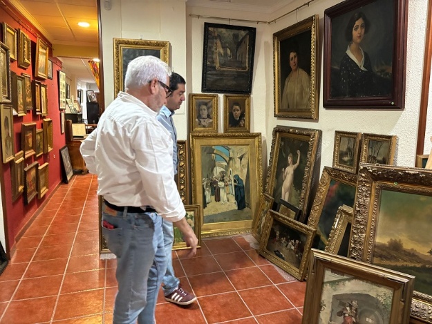 El alcalde de Alcoi y el concejal Trelis contemplando la colección de arte cedida temporalmente por la familia Botella - Garcia