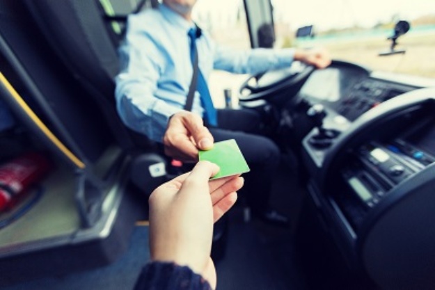 Un conductor accepta un bitllet d'autobús