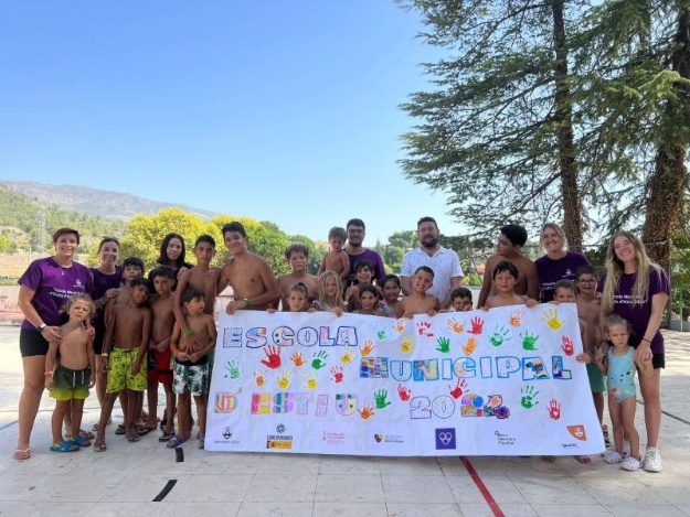 El vicealcalde Àlex Cerradelo, els monitors i els alumnes en l'Escoleta Municipal d'Estiu