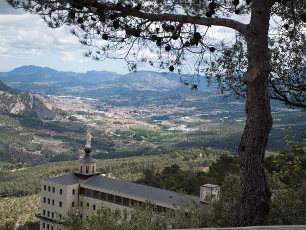 Foto del edificio principal de la Font Roja con Alcoi al fondo visto desde arriba.
