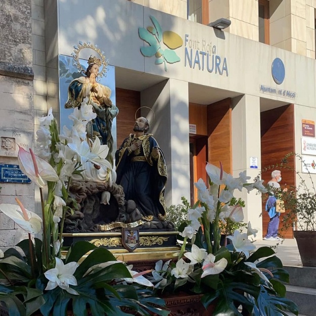 La Mare de Déu dels Lliris a la puerta del santuario de la Font Roja