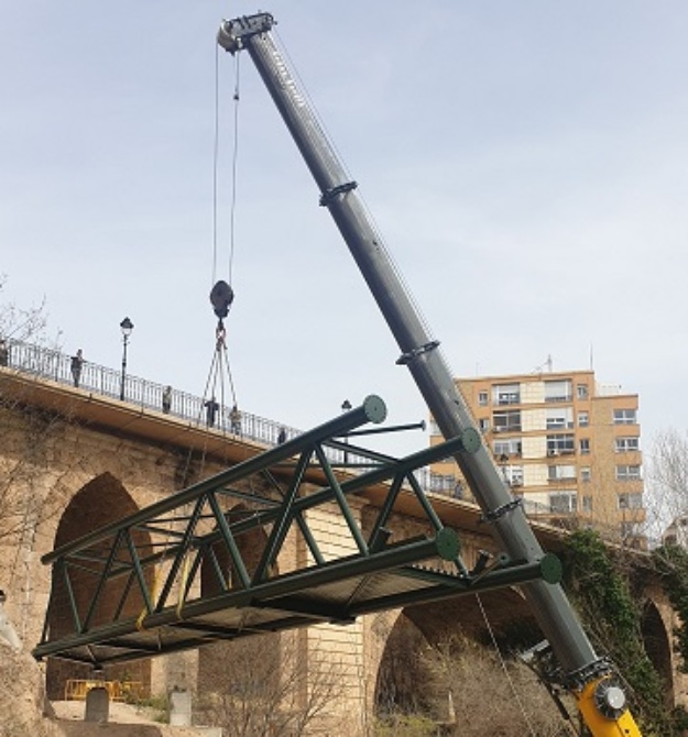 Instalación de la pasarela bajo el puente de Cervantes