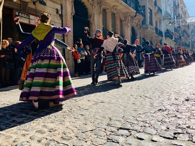 Balladors i balladores danzando por la calle de Sant Nicolau en el acto de Les Pastoretes