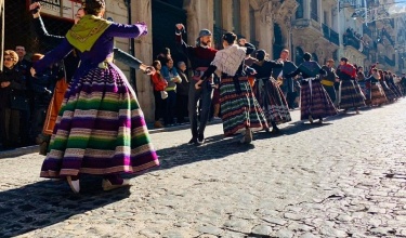 Balladors i balladores en el carrer de Sant Nicolau en l'acte de Les Pastoretes
