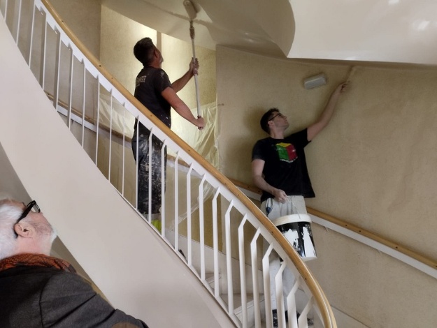 Operaris pintant les escales del museu