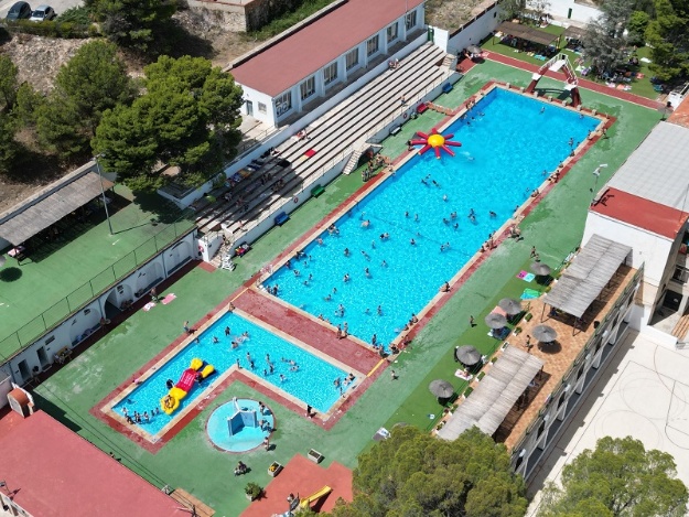 Vista aèria de la piscina municipal José Trenzano Alós en ple funcionament