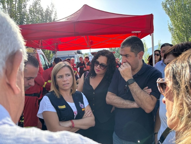 El alcalde de Alcoy y la delegada del Gobierno en el punto avanzado de mando de los trabajos de extinción del incendio de Benasau
