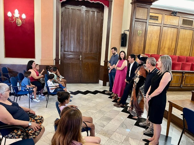 Recepcio dels xiquets i xiquetes sahrauís en la Sala de Plens de l'Ajuntament d'Alcoi