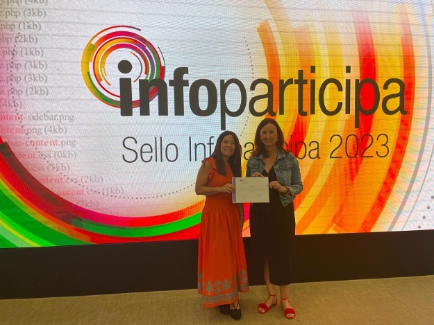 Lorena Zamorano y Aroa Mira en los premios infoparticipa