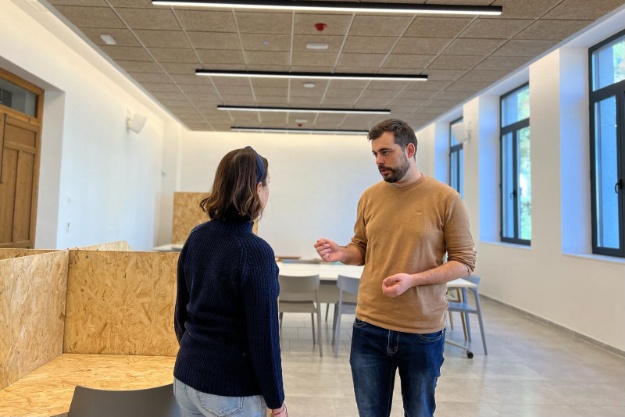 El regidor Carles Sansalvador a la sala d'estudi