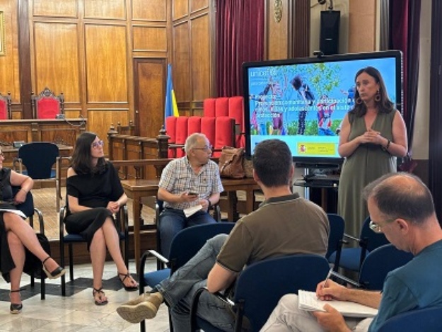 Reunión del proyecto de defensa de la infancia en el Salón de Plenos