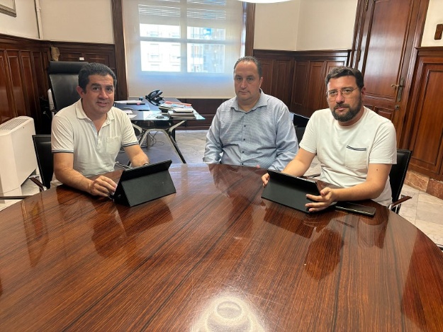 Assistentes a la reunión para tratar el tema de la limpieza en los centros educativos públicos