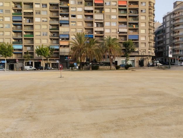 Vista de la plaça d'Al Azraq una vegada acabats els treballs de reparació i compactació