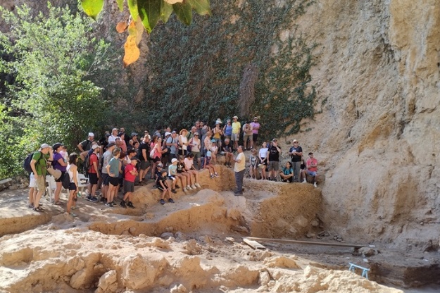 Foto del grup de visita al jaciment del Salt durant una explicació.