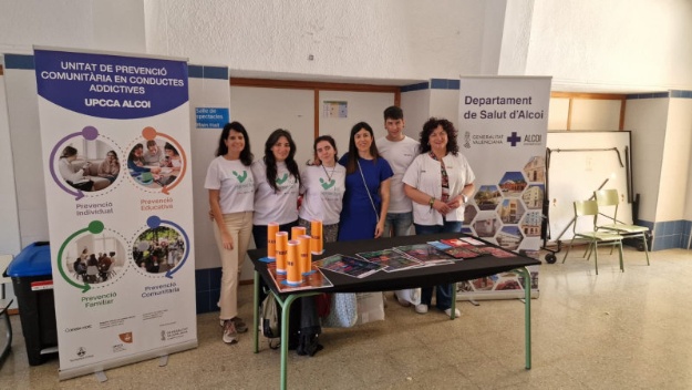Técnicas de la UPCCA en una mesa informativa