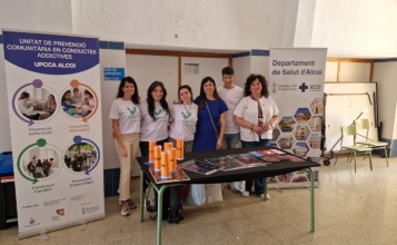 Tècniques de la UPCAA en una taula informativa
