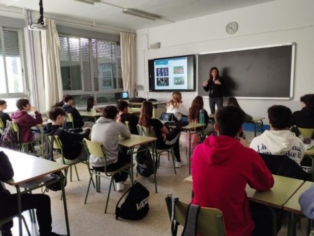 Estudiants a l'aula participant en una activitat UPPCCA