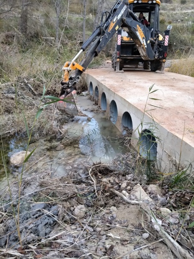 Màquina excavadora netejant residus arrossegats per les crescudes