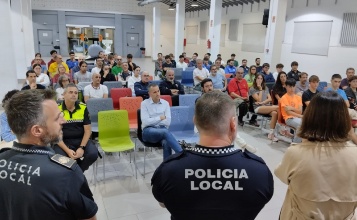 Els regidors Alberto Belda i Aroa Mira en l'Àgora al costat de la policia i resta de participants en la formació