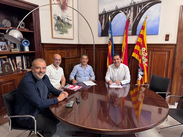 El alcalde y el concejal de Movilidad en la reunión con los trabajadores de La Alcoyana