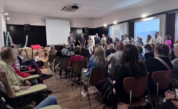 Alcalde i regidora d'urbanisme en la Reunio veinat SAGRAT COR