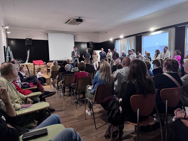 L'Alcalde i el regidor d'urbanisme en la reunió amb el veïnat de Sagrat Cor