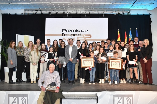 El alcalde de Alcoy con los deportistas no profesionales en la anualidad 2022