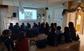 Alumnat mirant una projecció al Museu