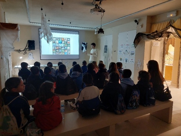 Alumnat mirant una projecció al Museu