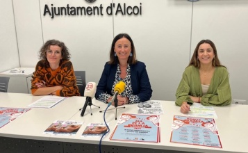 Aroa Mira al costat de les tècniques Diana Cespedosa i Mónica Cots