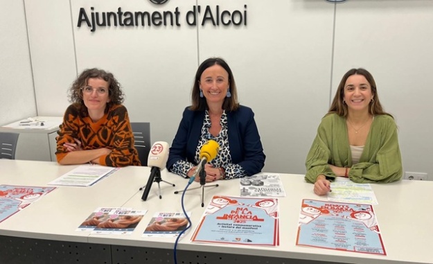 Aroa Mira al costat de les tècniques Diana Cespedosa i Mónica Cots