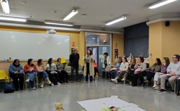 Aroa Mira junt a participants en el taller