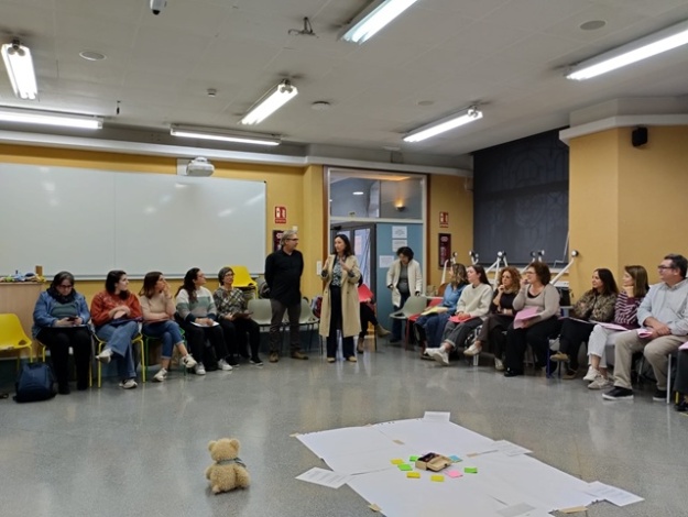 Aroa Mira junto a participantes en el taller