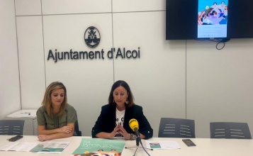 La regidora Aroa Mira i la tècnica del departament en roda de premsa