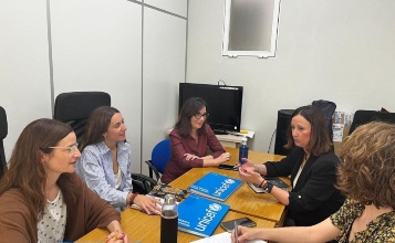 La regidora Aroa Mira i tècnics municipals en la reunió amb UNICEF a València